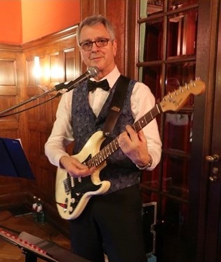 Winfried Walthart an der Gitarre